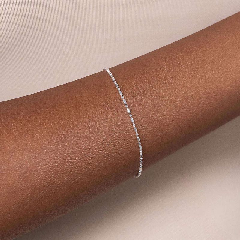 Pulsera con decoración de cuentas y cuentas de plata de ley 925 maciza.